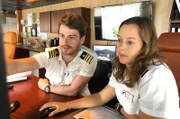 Offizier Josh Whitrow und Nautik-Praktikantin Lara Habedank müssen die schnellste Route nach Europa planen.