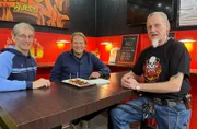 Im Imbiss von Gerd Herzog (l.) verkosten Björn Freitag (M) und Gastro-Kritiker Klaus Dahlbeck (r.) Currywürste mit verschiedenen Schärfegraden.