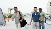 Michaels (Jeffrey Donovan, M.) Bruder ist ermordet worden. Zusammen mit Sam (Bruce Campbell, l.) und dem lokalen Einsatzleiter Brady (Chad L. Coleman) suchen sie nach dem Täter.