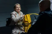 Brigitte Horten (Kerstin Römer, l.) wird von Lukas Petersen (Patrick Abozen, r.) befragt.