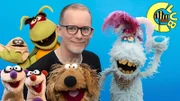 Puppenspieler Martin Reinl mit einigen seiner Puppen, den Erdmännchen Jan und Henry (links), Hund Wiwaldi (Mitte) und Zirkuspferd Horst Pferdinand (rechts). Im Tigerenten Club präsentiert er Puppencomedy in Bestform!