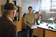 ARD PROGRAMMDIREKTION, RENTNERCOPS, neue Vorabendserie. Der Kommissarsanwärter Hui Ko zeigt Edwin Bremer und Günter Hoffmann ihre Arbeitsplätze einschließlich PCs und bekommt gleich eine zackige Ansage von den Rentnercops.