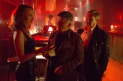 Edwin (Tilo Prückner, M.) und Günter (Wolfgang Winkler, r.) befragen Anja (Johanna Falckner, l.) nach dem Mordopfer, das früher im Rotlichtmilieu gearbeitet hat.