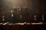 Oben, mitte: Leonard Vole (Billy Howle). Vorne: Sir Hugo Meredith (Tim McMullan, 2.v.l.), Tripp (Paul Ready, m.).