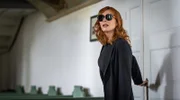 Perfekt gestylt trifft Naina Pfeiffer (Andrea Sawatzki) zu ihrer eigenen Beerdigung in der Dorfkirche ein.