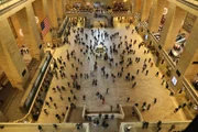 Die beeindruckende Eingangshalle des Grand Central Terminals wird täglich von mehreren tausenden Menschen durchquert und nur wenigen fallen die vielen verstecken Geheimnisse auf, die sich alleine in der Deckenmalerei befinden ...