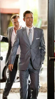Michael (Jeffrey Donovan, r.) jagt immer noch den Mörder seines Bruders hinterher. Ein Hinweis führt ihn und Sam (Bruce Campbell) zu einer privaten Sicherheitsfirma namens Pryon Group...