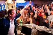 Die Lansinger feiern im Brunnerwirt Silvester. Von links: Gregor (Holger Matthias Wilhelm), Komparserie, Julian (Sandro Kirtzel), Sophia (Patricia Freund). Im Hintergrund: Hubert (Bernhard Ulrich), Uschi (Silke Popp), Tina (Anita Eichhorn) und weitere Komparserie.