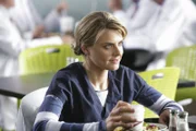Während Turk sich bedroht fühlt, als ein international anerkannter Chirurg einen Besuch abstattet, herrscht zwischen Drew und Denise (Eliza Coupe) Funkstille ...
