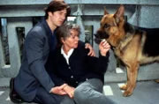 Kommissar Moser (Tobias Moretti, l.) kann durchatmen. Zusammen mit Rex ist es ihm gelungen, Frau Foltyn (Cornelia Froboess, M.) vor dem tödlichen Sprung von der Brücke zu retten.