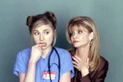 "Scrubs - Die Anfänger", "Mein alter Herr." Elliot, Turk und J.D. bereiten sich auf die Präsentation ihrer Semesterarbeit vor, als ihre Eltern ihr Kommen ankündigen. Die drei sind vollkommen aus dem Häuschen. Während J.D. versucht, das Interesse seines Vaters für seine Arbeit zu wecken, bemüht sich Elliot den hohen Ansprüchen ihres Vaters zu genügen. Turk zögert, Carla seiner Mutter vorzustellen. Als er sich schließlich dazu überwindet, verstehen sich die beiden Frauen prächtig.Im Bild (v.li.): Sarah Chalke (Elliot Reid), Markie Post (Lily Reid).