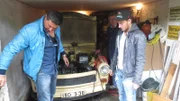 Reperatur eines Trabi: v.li. Sükrü Pehlivan (Moderator), Bodo Krahl und Felix ThiniusReperatur eines Trabi: v.li. SĂĽkrĂĽ Pehlivan (Moderator), Bodo Krahl und Felix Thinius