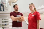 Darius (Moritz Otto, l.) und Louisa (Llewellyn Reichman, r.) geraten mal wieder aneinander. Sie können ihre Gefühle nicht einfach ausblenden.
