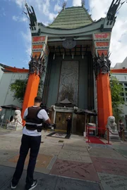Neben dem berühmten Chinese Theatre bietet der Hollywood Boulevard noch weitere Attraktionen, wie das einzigartige Roosevelt Hotel oder die Max Factor-Studios. Aber kaum jemand kann sich heute noch vorstellen, wie die Glitzer-Straße vor einem Jahrhundert mal aussah ...