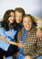 L-R: Carrie Heffernan (Leah Remini), Arthur Spooner (Jerry Stiller), Doug Heffernan (Kevin James)