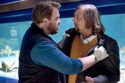 Tierpfleger Horst Flens (Tristan Seith, l.) hat eine Auseinandersetzung mit Aquariumsdirektor Sven Otter (Frank Jacobsen, r.).