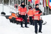 Für „Die jungen Ärzte“ wird es sportlich: Julia Berger (Mirka Pigulla, M.), Ben Ahlbeck (Philipp Danne, r.) und Dr. Elias Bähr (Stefan Ruppe, l.) sind als Wettkampfärzte bei der Biathlon Junioren-WM in Oberhof eingesetzt und versorgen dort die Nachwuchssportler.
