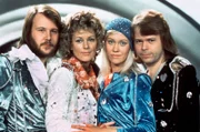 Die schwedische Popgruppe "Abba" v.l.n.r. Benny Andersson, Anni-Frid Lyngstad, Agnetha Fältskog und Björn Ulvaeus, beim Grand Prix d'Eurovision de la Chanson am 06.04.1974 im südenglischen Brighton.