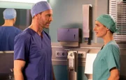 Dr. Maria Weber (Annett Renneberg) fragt Dr. Kai Hoffmann (Julian Weigend), was das soll: Erst stößt er sie zurück und dann bittet er sie bei einer OP dabei zu sein, die nicht in ihrer Kompetenz liegt. Doch Kai möchte Maria nicht aus fachlichen Gründen dabei haben.