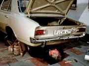 Hobbybastler Oskar Poremba (Klaus Havenstein) hat sein Auto auf aufeinander gestapelten Ziegelsteinen aufgebockt, um den defekten Auspuff und die Reifen auszuwechseln - doch der Wagen ist abgerutscht und hat ihn eingeklemmt.