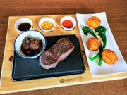 Restaurant Zur Moar-Wirtin in Wallgau. Hauptgericht: Rumpsteak mit "Herz" und wildem Brokkoli, Kartoffelkrapfen und Kräuterbutter, dazu diverse Dips.
