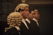 Sir Hugo Meredith (Tim McMullan, 2.v.l.), Tripp (Paul Ready, 2.v.r.) und Sir Charles Carter (David Haig, r.)