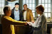 Dr. Rosalind Schmidt (Helene Grass, r.) stellt bei Torsten Hahn (Jörn Knebel, l.) eine Amnesie fest. Es besteht der Verdacht auf ein Gewaltverbrechen. Bielefelder (Bill Mockridge, 2.v.l.) und Schmitz (Hartmut Volle, 2.v.r.) nehmen sich des kniffligen Falls an.