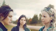 Keyvisual - Ein unerwartetes Ereignis stellt die Freundschaft der drei Freundinnen Ebba (Rakel Wärmländer, li), Gloria (Louise Peterhoff, Mitte) und My (Sofia Helin) auf die Probe.