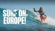 „Surf On, Europe!“ erzählt uns drei Geschichten vom modernen Europa und nimmt uns mit aufs Brett: Der Dokumentarfilm begleitet drei Surfbegeisterte beim Wellenreiten – vor traumhafter Kulisse an den Küsten Westeuropas und schildert, wie sie sich sozialen und politischen Herausforderungen stellen. - Frankreich: Margaux Arramon-Tucoo beim „Hang 5“, einer klassischen Figur beim Longboarden, die viel Balance erfordert.