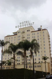Das berühmte Roosevelt Hotel, das nach dem 26. amerikanischen Präsidenten Theodore Roosevelt benannt wurde, ist eine Art Wahrzeichen des Hollywood Boulevards.