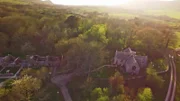 Für den Fall eines Bombardements hat die British Army die schweren Eichenbänke sowie die Kanzel der Kirche entfernt und an einem sicheren Ort aufbewahren lassen.