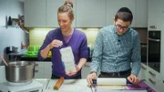 Fromme Törtchen – Zwischen Teig & Tradition Staffel 2 Koscher backen zum Laubhüttenfest mit Moishi Frenkel Moderatorin Nicole Freudiger erfährt beim Guetsli-Backen mit Moischi Frenkel, wie eine schweizerisch-jüdische Familie das Laubhüttenfest feiert.