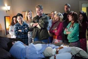 "Scrubs - Med School", "Unsere Höllenwoche." Dr. Cox kündigt den Studenten eine Höllenwoche voller Prüfungen und Aufgaben an. Drew zieht er dabei von der Gruppe ab und überträgt Lucy stattdessen die Gruppenleitung. Völlig überfordert bittet sie Drew daraufhin, seinen angestammten Platz im Lernzirkel wieder einzunehmen. Auf Druck von Dr. Cox hin erteilt ihr der jedoch eine herbe Abfuhr. Unterdessen hat Turk gehörig damit zu kämpfen, dass ihm ein angesehener Top-Chirurg die Show stiehlt. Im Bild (v.li.): Matthew Moy (Trang), Kerry Bishé (Lucy Bennett), John C. McGinley (Dr. Perry Cox), Nicky Whelan (Maya).