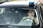 Carsten Heinrich (Stefko Hanushevsky) kommt vor der Wache an.