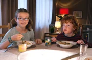Streit beim Familienessen: Günters Enkel Lotta (Katharina Witza) und Joschua (Paul Eilert) lauschen interessiert den Gesprächen der Erwachsenen.