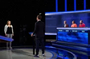 Moderator Alexander Bommes (M.) mit den Kandidat:innen: Nina Dulheuer (l.), Johannes Wolf (3.v.r.), Sabine Lohse (2.v.r.) und Jonathan Hartter (r.).