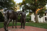 In Washington D.C. taucht Abraham Lincoln überall auf, auch wenn es für viele Touristen nicht auf den ersten Blick ersichtlich ist. Somit ranken sich einige Geheimnisse um den 16. amerikanischen Präsidenten, der die Geschichte der USA entscheidend mitgestaltete ...