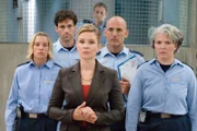 Appell! Die neue Direktorin Sürth (Susanne Schäfer, Mi.) stellt sich - begleitet von den Schließern Römer (Friedeliese Stutte, li.), Wilborn (Jost Pieper, 2.v.li.), Brock (Leon Boden) und Schnoor (Uta Prelle) den Insassinnen vor.