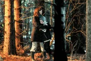Irene (Angela Kovacs) tröstet ein geschocktes Kind.