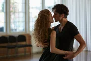 Eva (Sina-Valeska Jung) lässt sich von Erik (Vladimir Korneev) zum Tanzen verführen.