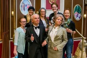 Annette Frier als Annette und Ralf Schmitz als Butler Ralph sind die Protagonisten in diesem ganz speziellen Dinner, das nicht nur rheinische Herzen höher schlagen lässt. - Butler Ralph und Frau Annette sind fertig für die Bühne mit Hilfe der Maskenbildnerinnen.