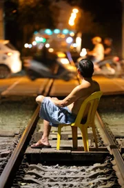 Noch gehören die Gleise den Mopeds und den Hauptstädtern, die den Feierabend genießen. Abends um 8 gehen die Schranken runter und dann rollt er los Richtung Süden: Vietnams Wiedervereinigungsexpress.