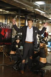 Genießt es im Mittelpunkt zu stehen: Schriftsteller Richard Castle (Nathan Fillion, M.)