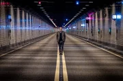 Alleine in einer gesperrten Tunnelröhre: Der Moderator Hubertus Meyer-Burckhardt.