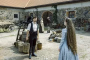 Herzogin Ludovika und Georg Basselet von La Rosée (Klaus Steinbacher, l.) haben das geplante Pferderennen um Schloss Possenhofen abgesagt. Sisi (Dominique Devenport, r.) stellt ihren Konkurrenten zur Rede.
