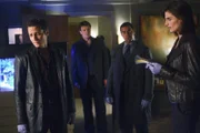 Gleich zwei Mordfälle beschäftigen Kevin (Seamus Dever, l.), Castle (Nathan Fillion, 2.v.l.), Javier (Jon Huertas, 2.v.r.) und Kate (Stana Katic, r.).