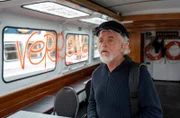 Kurt Horten (Michael Weber) entdeckt auf seiner Barkasse die Botschaft "Verrecke".