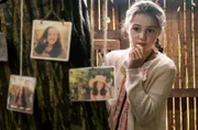 Trixi (Emilia Kowalski) hat sich in einer Hütte im Wald versteckt.