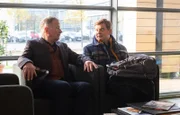 Jakob Heilmann (Karsten Kühn, re.) hat einen Schwangerschaftstest im Altpapier gefunden. Seine Freundin Samira allerdings war verschwunden. Nun weiß er, wo sie ist und fliegt zu ihr. Jakob weiß nicht, ob er schon bereit ist Vater zu werden. Von seinem Vater Roland Heilmann will er wissen, wie man ein guter Vater wird.