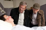Gordon Gremberg (Nikolai Mohr, l.) liegt nach seinem Sprung von der Mühlheimer Brücke völlig derangiert auf der Intensivstation. Günter (Wolfgang Winkler, M.) und Edwin (Tilo Prückner, r.) müssen erkennen, dass ein Verhör des drogenbenebelten Patienten unmöglich ist.